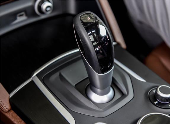 Stelvio斯坦维 2017款 2.0T 200HP 豪华版 中控类   挡把
