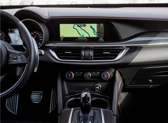 Stelvio斯坦维 2018款 2.9T 510HP 四叶草版 中控类   中控台