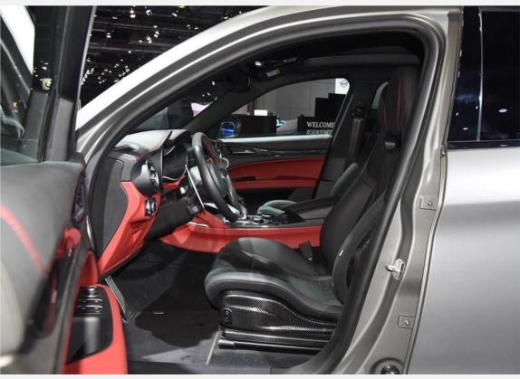 Stelvio斯坦维 2019款 2.9T 510HP NRING纽博格林限量版 车厢座椅   前排空间