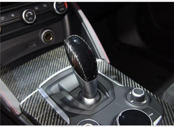 Stelvio斯坦维 2019款 2.9T 510HP F1限量版 中控类   挡把