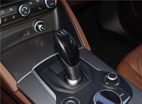 Stelvio斯坦维 2019款 2.0T 280HP 豪华版 中控类   挡把