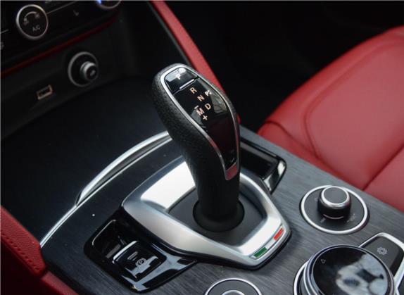 Stelvio斯坦维 2020款 2.0T 280HP 赛道限量版 中控类   挡把
