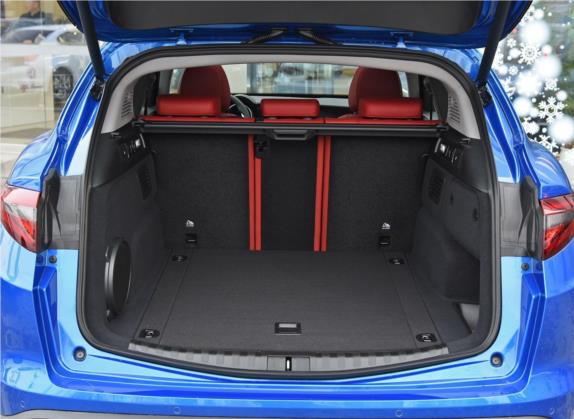 Stelvio斯坦维 2020款 2.0T 280HP 豪华版 车厢座椅   后备厢
