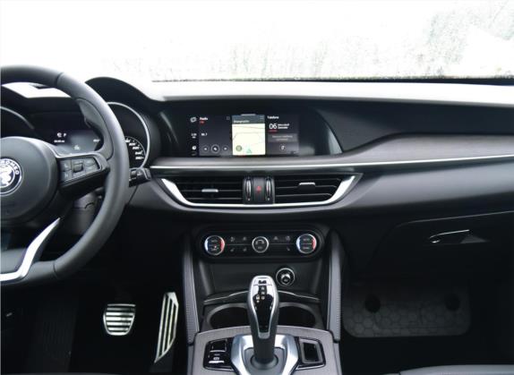 Stelvio斯坦维 2022款 2.0T 280HP Ti驾控版 中控类   中控台