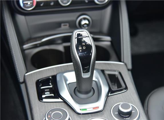 Stelvio斯坦维 2022款 2.0T 280HP Ti驾控版 中控类   挡把