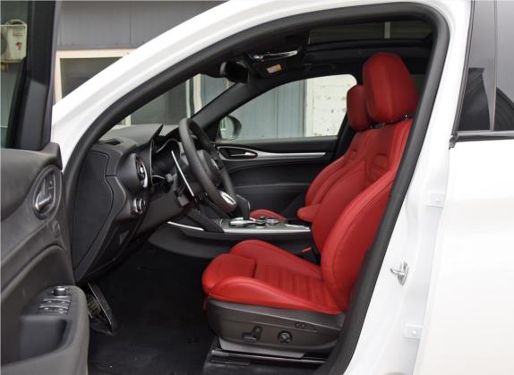Stelvio斯坦维 2022款 2.0T 280HP Veloce赛道版 车厢座椅   前排空间