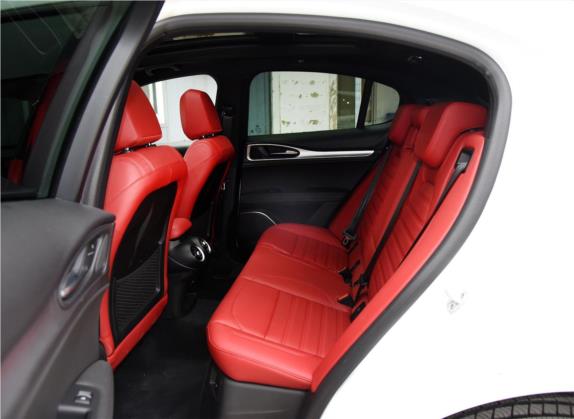 Stelvio斯坦维 2022款 2.0T 280HP Veloce赛道版 车厢座椅   后排空间