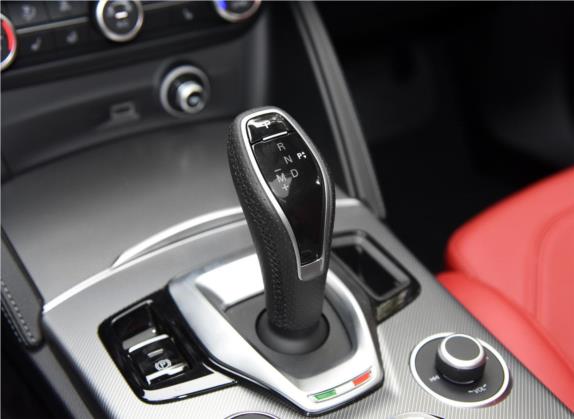 Stelvio斯坦维 2022款 2.0T 280HP Veloce赛道版 中控类   挡把