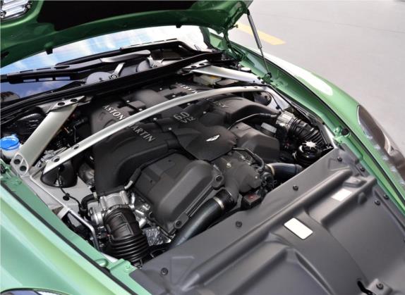 Virage 2012款 6.0 Coupe 其他细节类   发动机舱