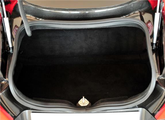 V12 Zagato 2012款 6.0L Zagato 车厢座椅   后备厢