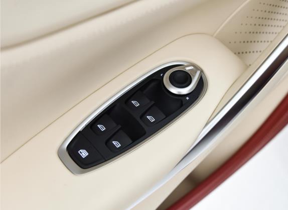 阿斯顿·马丁DBX 2022款 4.0T V8 车厢座椅   门窗控制