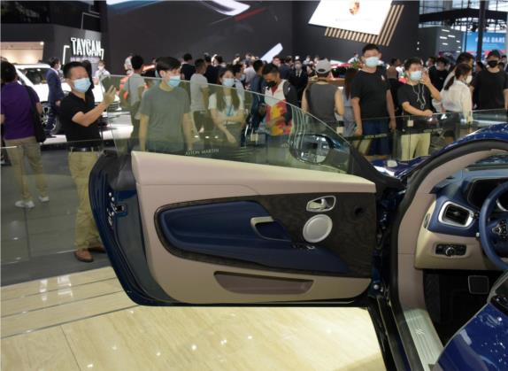 阿斯顿·马丁DB11 2022款 4.0T V8 Coupe 车厢座椅   前门板
