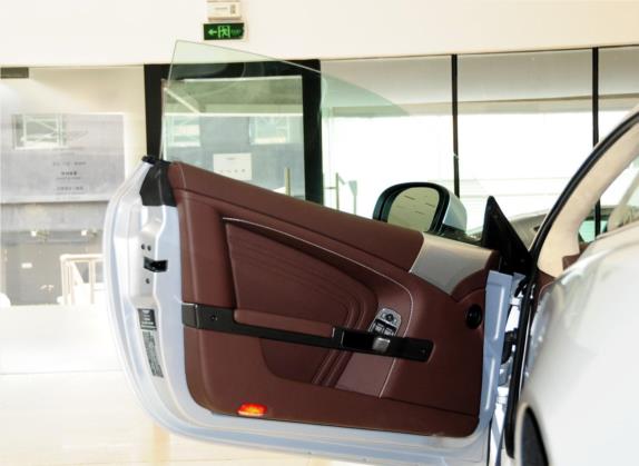阿斯顿·马丁DBS 2009款 6.0 Touchtronic Coupe 车厢座椅   前门板