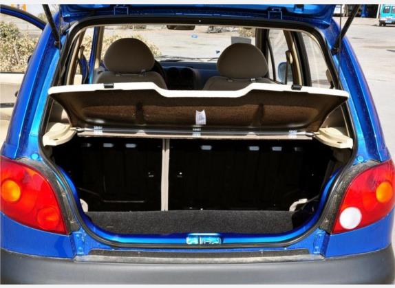 乐驰 2009款 1.0L 手动舒适型 车厢座椅   后备厢