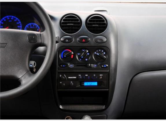乐驰 2010款 1.0L P-TEC手动优越型 中控类   中控台