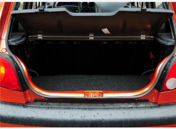 乐驰 2010款 1.0L P-TEC手动优越型 车厢座椅   后备厢