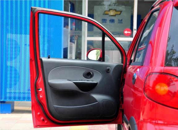 乐驰 2010款 1.2L 运动版优越型 车厢座椅   前门板
