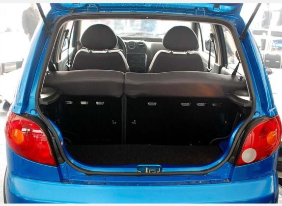 乐驰 2010款 1.2L 运动版活力型 车厢座椅   后备厢
