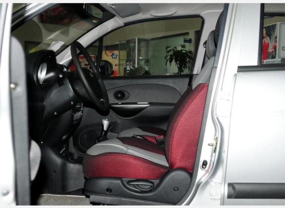 乐驰 2010款 1.2L 运动版时尚型 车厢座椅   前排空间