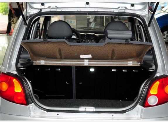 乐驰 2010款 1.2L 运动版时尚型 车厢座椅   后备厢