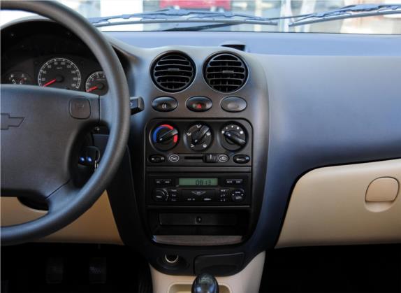 乐驰 2010款 1.0L P-TEC手动活力型 中控类   中控台