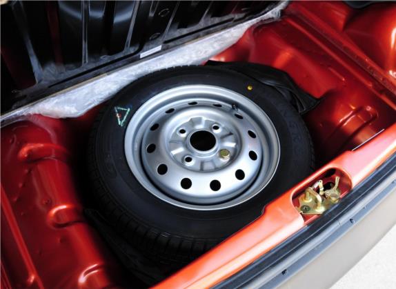 乐驰 2012款 1.0L 手动P-TEC优越型 其他细节类   备胎