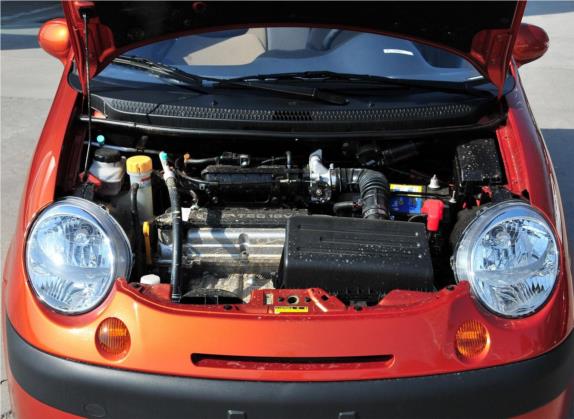 乐驰 2012款 1.0L 手动P-TEC优越型 其他细节类   发动机舱