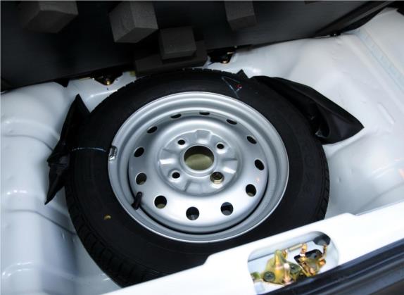 乐驰 2012款 改款 1.0L 手动P-TEC标准型 其他细节类   备胎