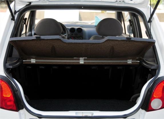 乐驰 2012款 改款 1.0L 手动P-TEC标准型 车厢座椅   后备厢