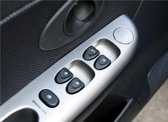 乐驰 2012款 改款 1.0L 手动P-TEC标准型 车厢座椅   门窗控制