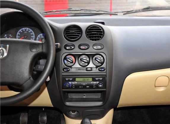 乐驰 2012款 改款 1.0L 手动P-TEC舒适型 中控类   中控台