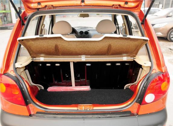 乐驰 2012款 改款 1.0L 手动P-TEC舒适型 车厢座椅   后备厢