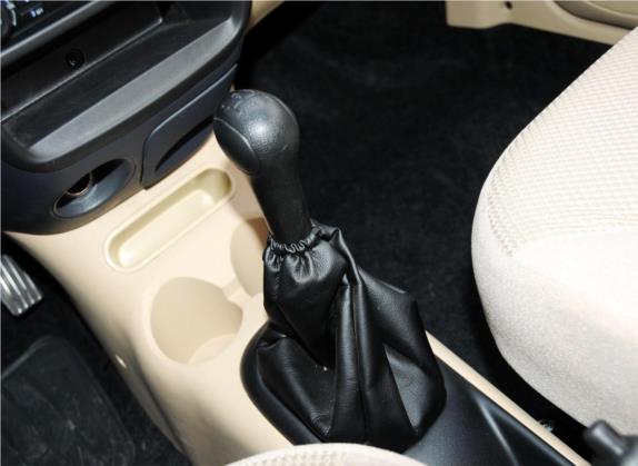 乐驰 2012款 改款 1.0L 手动P-TEC舒适型 中控类   挡把