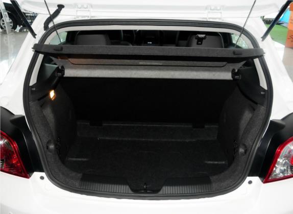 宝骏610 2014款 CROSS 1.5L 自动豪华型 车厢座椅   后备厢