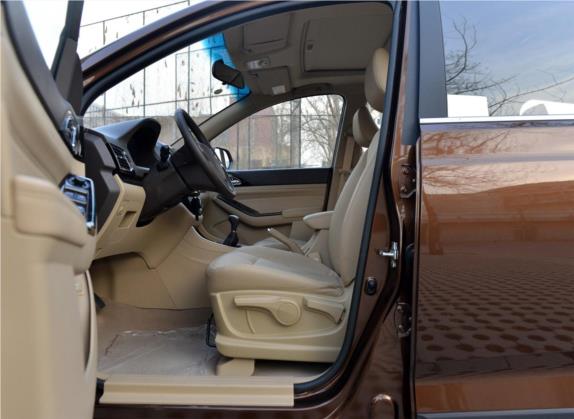 宝骏730 2014款 1.5L 手动豪华导航ESP版 7座 车厢座椅   前排空间