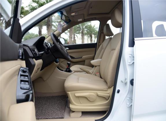 宝骏730 2015款 1.8L 手动豪华导航ESP版 7座 车厢座椅   前排空间