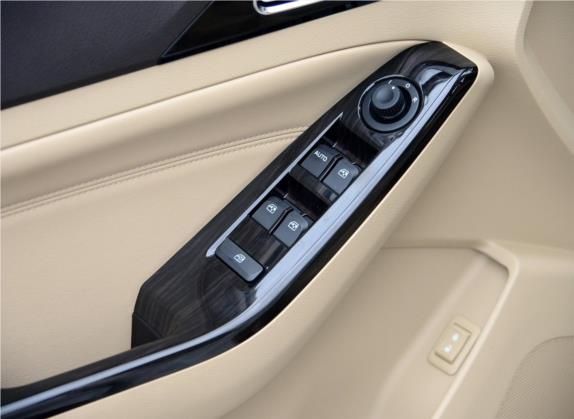 宝骏730 2015款 1.8L 手动豪华导航ESP版 7座 车厢座椅   门窗控制