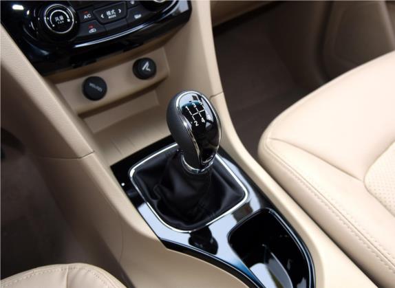宝骏730 2016款 1.8L 手动豪华型 7座 中控类   挡把