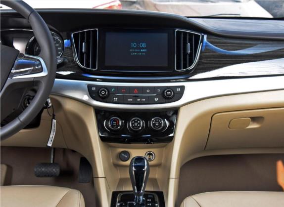 宝骏730 2016款 1.8L iAMT舒适型 7座 中控类   中控台