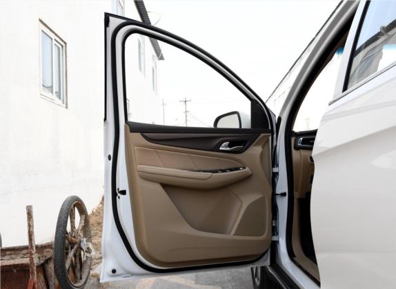 宝骏730 2017款 1.5T 手动风尚型 7座 国V 车厢座椅   前门板