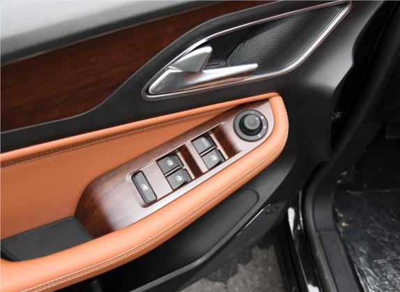 宝骏560 2017款 律动版 1.5T 手动乐享型 车厢座椅   门窗控制