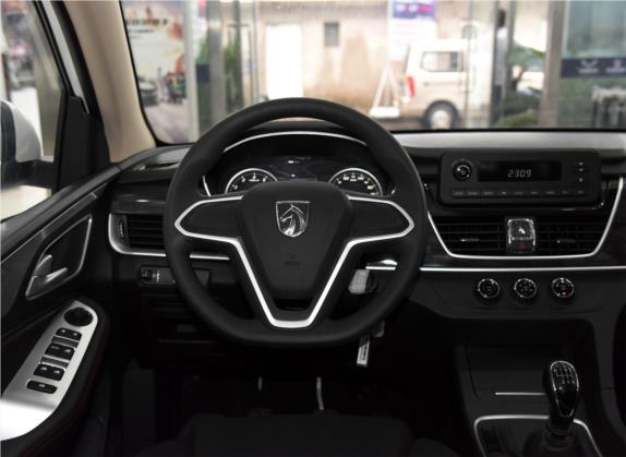 宝骏560 2017款 1.5T 手动舒适型 7座 中控类   驾驶位