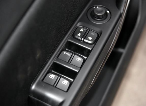 宝骏310 2016款 1.2L 手动舒适型 车厢座椅   门窗控制