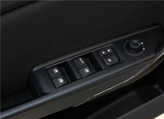 宝骏310 2020款 1.2L 手动舒适型 车厢座椅   门窗控制