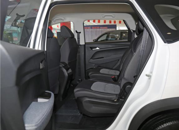 宝骏530 2021款 全球车周年纪念版 1.5T 手动舒适型 6座 车厢座椅   后排空间