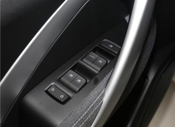 宝骏530 2021款 全球车周年纪念版 1.5T 手动舒适型 6座 车厢座椅   门窗控制