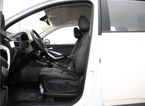 宝骏530 2021款 全球车周年纪念版 1.5T CVT豪华型 6座 车厢座椅   前排空间