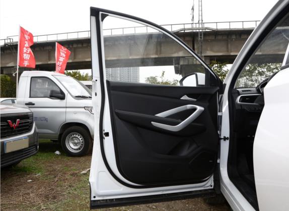宝骏530 2021款 全球车周年纪念版 1.5T CVT豪华型 6座 车厢座椅   前门板