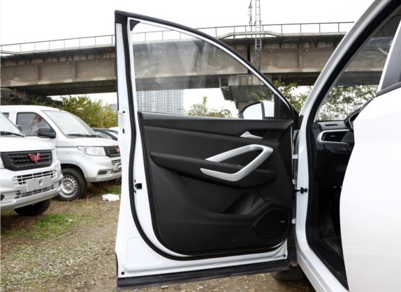 宝骏530 2021款 全球车周年纪念版 1.5T 手动豪华型 6座 车厢座椅   前门板