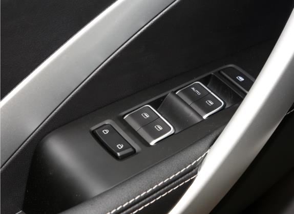 宝骏530 2021款 全球车周年纪念版 1.5T 手动豪华型 6座 车厢座椅   门窗控制